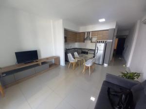 cocina y sala de estar con mesa y sillas en Apartamento 2 Ambientes - Moderno totalmente Amoblado en Buenos Aires