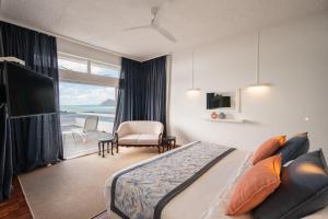 ein Hotelzimmer mit einem Bett und einem großen Fenster in der Unterkunft Villa Cambier by muse villas in Le Morne