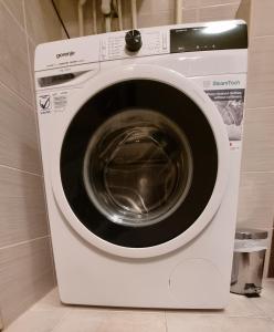 eine weiße Waschmaschine im Bad in der Unterkunft Apartman Zoe in Zagreb