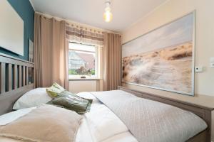 - une chambre avec un lit et une grande peinture murale dans l'établissement Weidenweg 37, à Grömitz