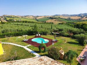 Blick auf den Garten mit Pool in der Unterkunft Villa Morro Suites in Morrovalle
