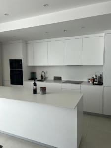 A kitchen or kitchenette at New apartment in Higueron West