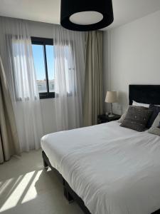 A bed or beds in a room at New apartment in Higueron West