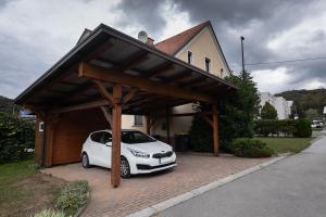 um carro estacionado numa garagem com um telhado em Suzana Iron's apartment em Ljubljana