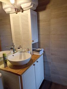 y baño con lavabo y espejo. en Chata z Kraja, en Pewel Wielka