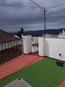 - un balcon avec de l'herbe verte sur une maison dans l'établissement Piso De La Ermita, à Mijas