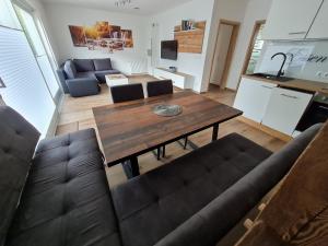 a living room with a table and a couch at Ferienwohnung Jekarie in Weimar