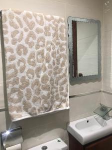 bagno con lavandino e specchio di Hotel Blue Malecón And Spa a Santo Domingo