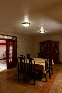 BORUKA BnB في ألاخويلا: غرفة طعام مع طاولة وكراسي في غرفة