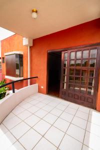 otwarte drzwi budynku z drzwiami gmaxwell gmaxwell gmaxwell w obiekcie BORUKA BnB w mieście Alajuela