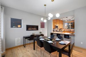 Gambar di galeri bagi Sleek Home near Old Town with Rooftop Hot Tub & Mtn Views di Fort Collins