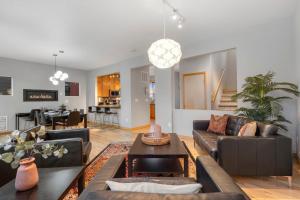 Ruang duduk di Sleek Home near Old Town with Rooftop Hot Tub & Mtn Views