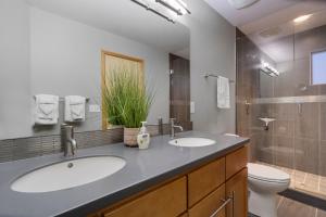 Bilik mandi di Sleek Home near Old Town with Rooftop Hot Tub & Mtn Views +29 gambar
