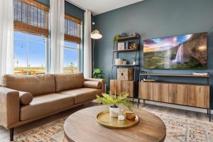 uma sala de estar com um sofá e uma televisão em Spacious Home, Great Backyard with Mtn Sunset Views! em Loveland