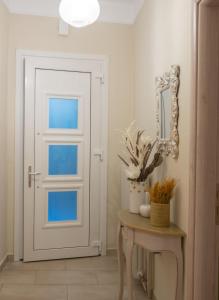 una puerta en una habitación con una mesa y un espejo en Casa Nostra, en Aridaía