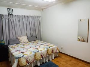 1 dormitorio con cama y espejo. en 18 on Shores, en Pietermaritzburg