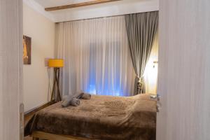 Un dormitorio con una cama grande y una ventana en Casa Nostra, en Aridaía