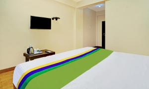 Letto o letti in una camera di Treebo SS Residency With Mountain View