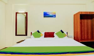 Letto o letti in una camera di Treebo SS Residency With Mountain View