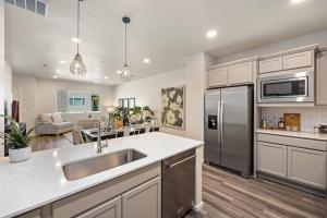 A kitchen or kitchenette at Modern Farmhouse Townhome - Great Central Location