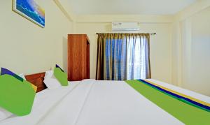 Letto o letti in una camera di Treebo SS Residency With Mountain View