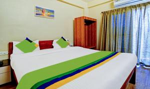 Letto o letti in una camera di Treebo SS Residency With Mountain View