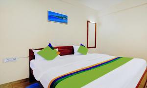 Letto o letti in una camera di Treebo SS Residency With Mountain View