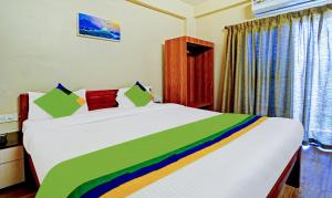 Letto o letti in una camera di Treebo SS Residency With Mountain View