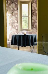 - une table dans une chambre avec fenêtre dans l'établissement Château Fauchey, à Cardan