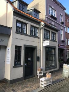 a white building with a door on a street at Fischerstuuv in Husum