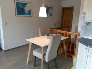 a dining room table and chairs in a kitchen at Fischerstuuv in Husum