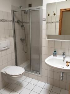 フーズムにあるFischerstuuvのバスルーム(シャワー、トイレ、シンク付)