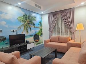 una sala de estar con un mural de palmeras en Garden Dahlia Hotel Apartment - Formerly Regency Dahlia - Farwaniya, en Kuwait