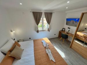 ein Schlafzimmer mit einem Bett und einem Handtuch darauf in der Unterkunft Villa LONGO in Supetar