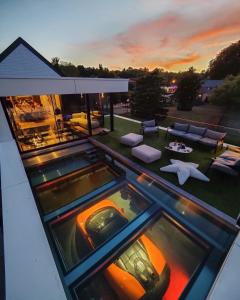 una vista aérea de una casa con piscina en Comme chez Lore - villa 2pers - piscine chauffée, en Namur