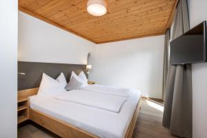 Łóżko lub łóżka w pokoju w obiekcie Apartments Untersüßgut Eben