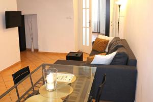 sala de estar con sofá y mesa de cristal en Betlem Prague Apartments, en Praga