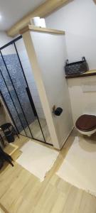 Pokój ze schodami i toaletą w obiekcie Apartmán Beskydy Trafika Rožnov pod Radhoštěm w mieście Vigantice