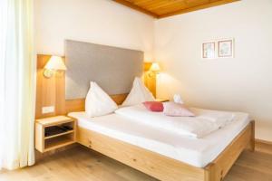 Łóżko lub łóżka w pokoju w obiekcie Apartments Untersüßgut Eben