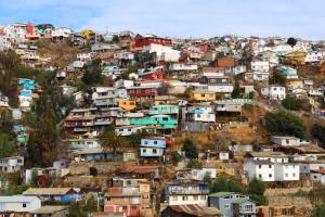 um grupo de casas no topo de uma colina em Hostal brons em Valparaíso