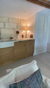 a bathroom with a sink and a table with a lamp at Chez Beth in Saint-Rémy-de-Provence
