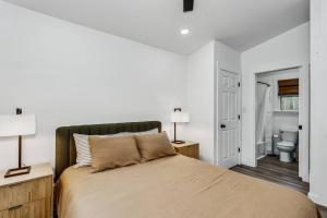 una camera con letto e un bagno con servizi igienici di Peach's Place a Pensacola