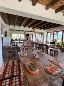 duży drewniany stół w pokoju ze stołami i krzesłami w obiekcie Hotel, Bungalows, Chalet y Cabañas Aventura Park Villa De Leyva La Periquera w mieście Villa de Leyva
