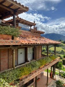 ein Haus mit Bergblick in der Unterkunft Hotel, Bungalows, Chalet y Cabañas Aventura Park Villa De Leyva La Periquera in Villa de Leyva