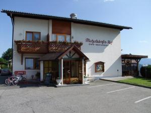 The building in which a vendégházakat is located