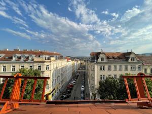 vistas a una calle de la ciudad con edificios y coches en Résidence LeRêve, en Viena