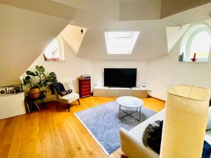 ein Wohnzimmer mit einem Sofa und einem TV in der Unterkunft Résidence LeRêve in Wien