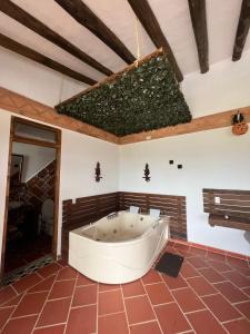 uma banheira no meio de um quarto em Hotel, Bungalows, Chalet y Cabañas Aventura Park Villa De Leyva La Periquera em Villa de Leyva