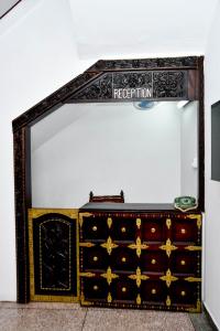 - un miroir dans une chambre avec une commode dans l'établissement Minara Miwili - Forodhani Park, à Zanzibar City