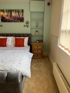 Schlafzimmer mit einem Bett und einem Fenster in der Unterkunft Studio Flat Central Cheltenham Parking off road in Cheltenham